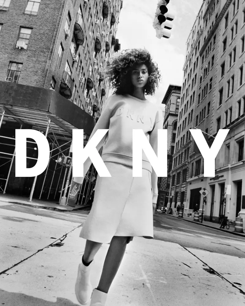 Imaan Hammam rusza na ulice Big Apple w bluzie i spódnicy DKNY