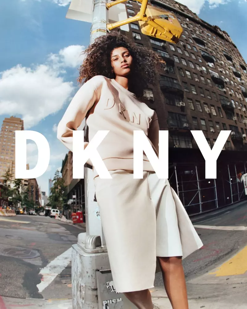 Imaan Hammam sanble bèl an woz pou kanpay DKNY anvan prentan 2016 la.