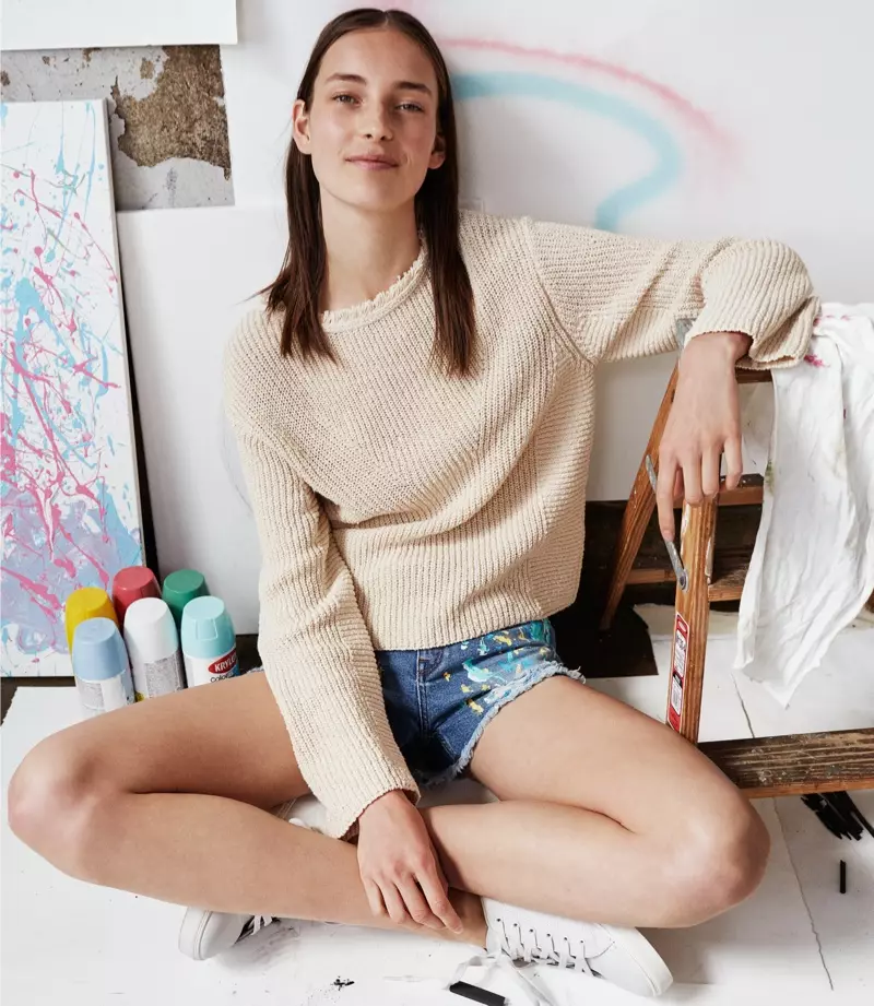 Julia Bergshoeff affronta gli stili di jeans autunnali di Mango