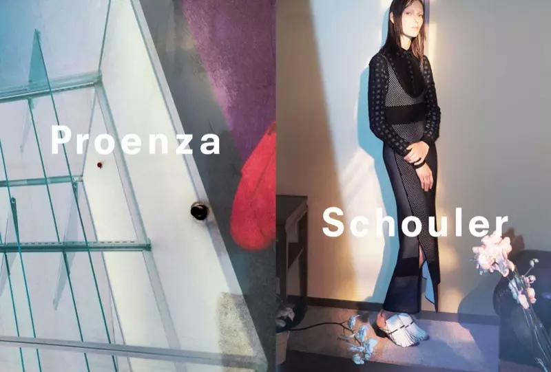 Proenza Schouler pavasara reklāmās Džūlija valkā topiņu ar garām piedurknēm, kas valkāti zem pelēkas kleitas.