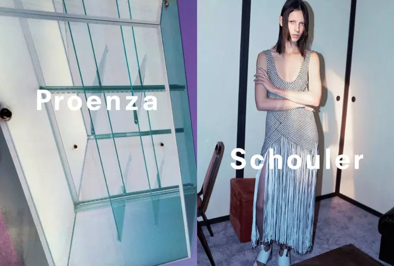 Rotā ar bārkstis svārkiem, sieviete Proenza Schouler pozē sakrustojusi rokas 2015. gada pavasarim.