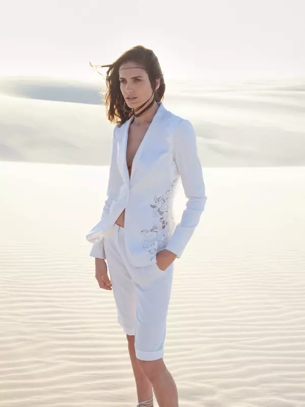 Amanda Wellsh model blazer putih lan kathok cendhak saka koleksi spring 2016 Elie Tahari