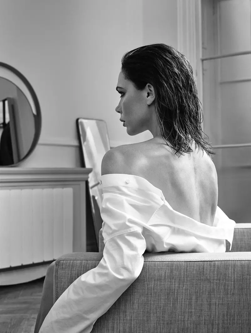 Memamerkan beberapa bahu, Victoria Beckham membintangi ELLE UK edisi Mei