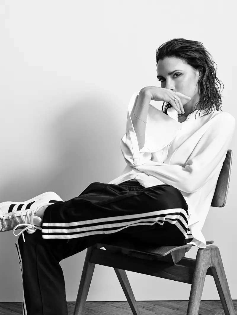 Victoria Beckham poserar i blus med knäppning, adidas träningsbyxor och sneakers