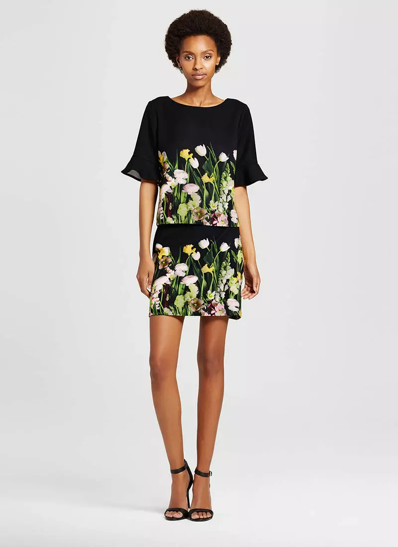 Victoria Beckham foar Target Black Satin Photo Floral Top mei Ruffle Mouwen $ 28 en Satin Photo Floral Skirt $ 30