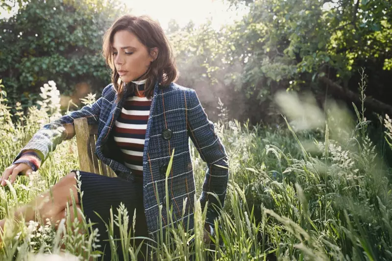 Victoria Beckham poses ໃນເສື້ອຄຸມ Victoria Beckham, sweater ແລະ skirt