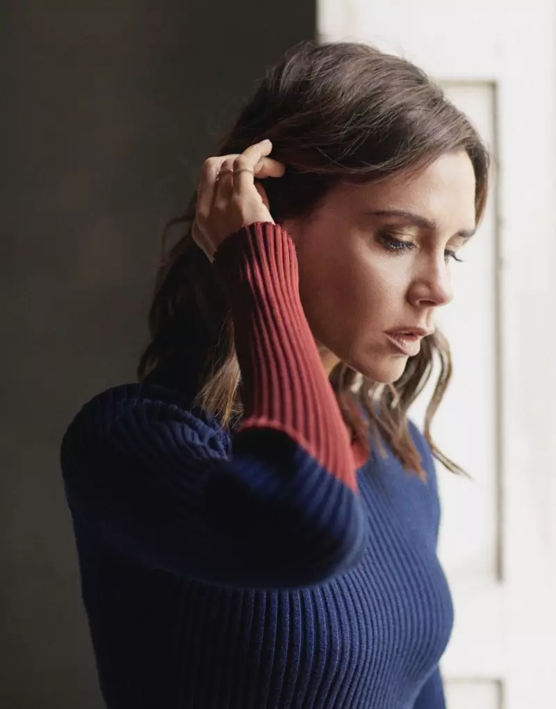 Victoria Beckham affronta il color blocking con il maglione Victoria Beckham