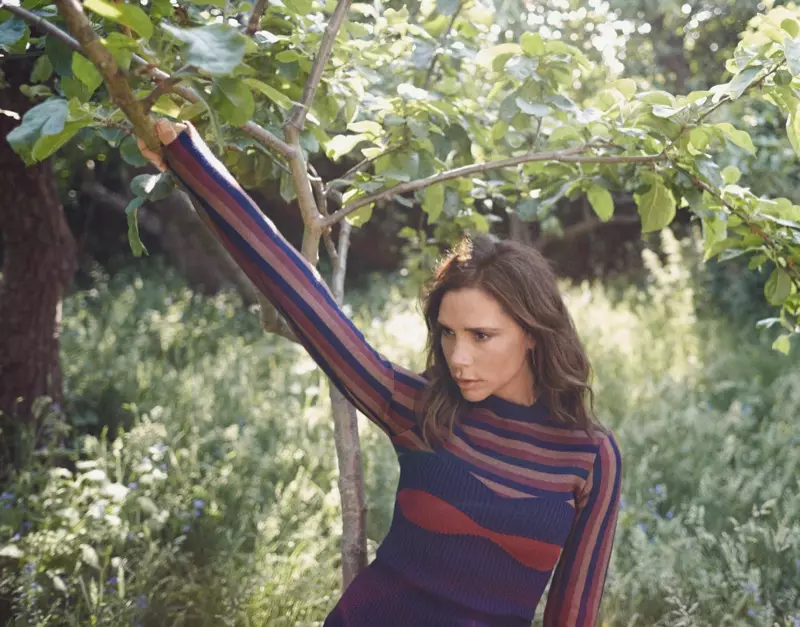 In posa all'aperto, Victoria Beckham indossa un maglione e un top a fascia di Victoria Beckham