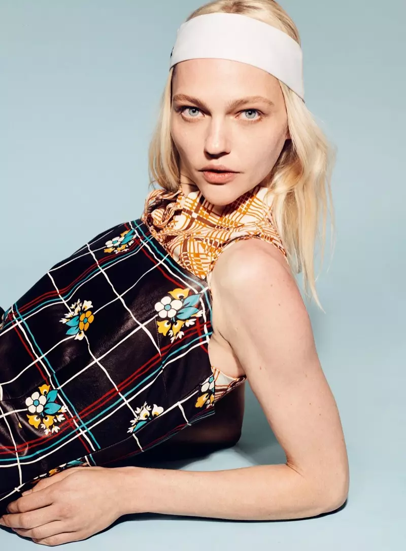 Nagpo-pose si Sasha Pivovarova sa Mga Kapansin-pansing Print para sa Vogue Turkey