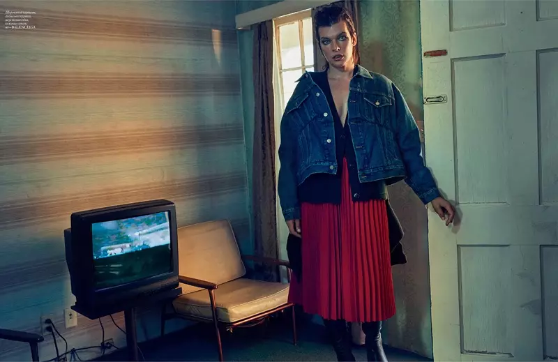 Milla Jovovich se obleče v denim jakno Balenciaga, pulover, nagubano krilo in škornje