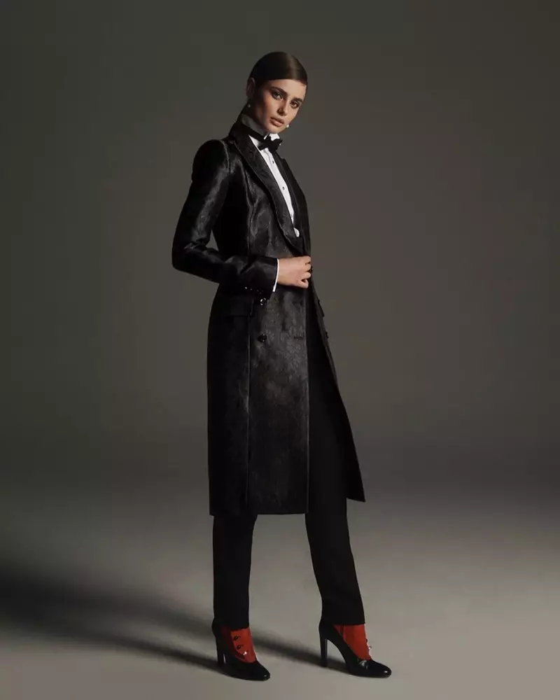 La modella Taylor Hill posa in look su misura per la campagna autunno-inverno 2019 di Ralph Lauren