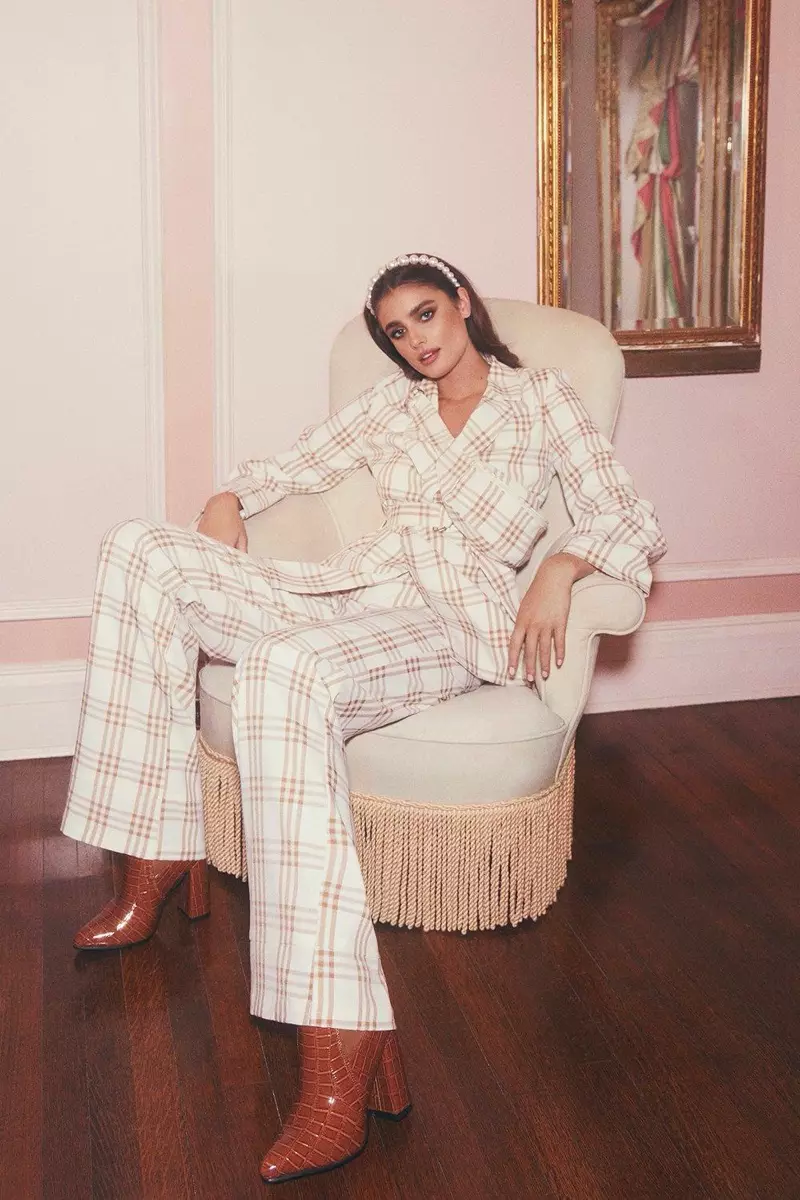 Suiting up, Taylor Hill jilbes pantsuit checkered mill-kollaborazzjoni Boohoo