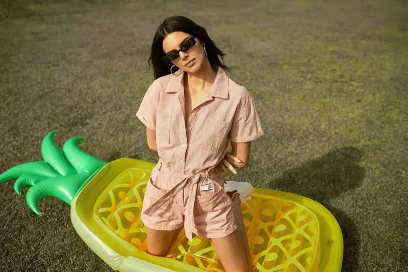 Kendall Jenner ana mtindo wa romper waridi kwa ajili ya kampeni ya Penshoppe majira ya masika ya 2019