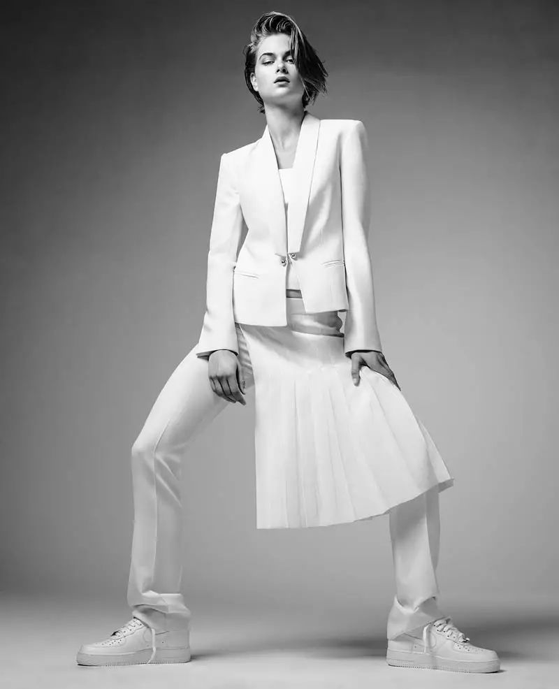 Bo Don Wears All White fyrir Vogue Brazil eftir Jacques Dequeker