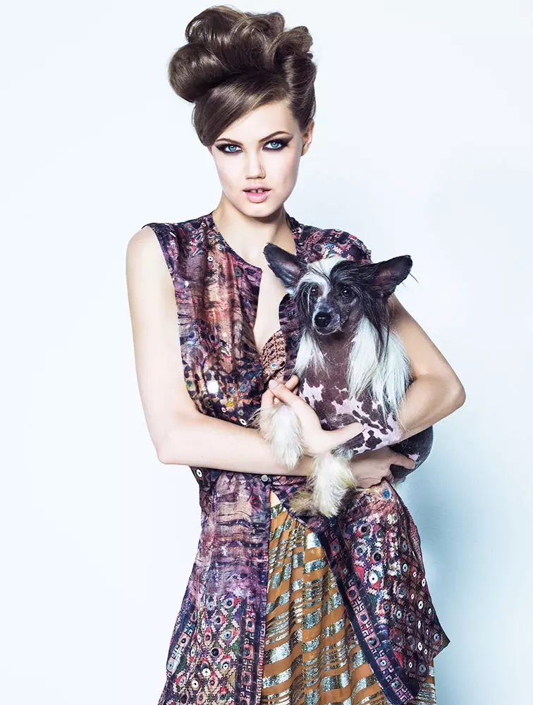 Lindsey Wixson heeft Canine Co-Stars in Vogue Brazil Shoot door Jacques Dequeker