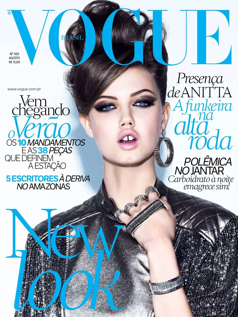 Lindsey Wixson 在 Jacques Dequeker 拍摄的《Vogue》巴西版中与犬类合作