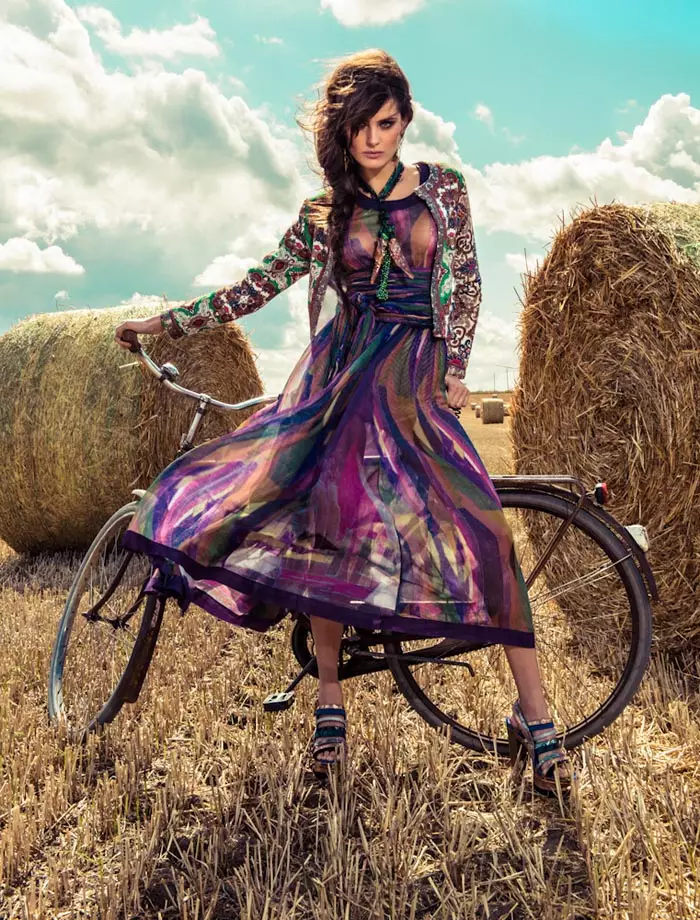 Isabeli Fontana stupisce con una moda colorata per il servizio fotografico di copertina di dicembre di Vogue Brasile