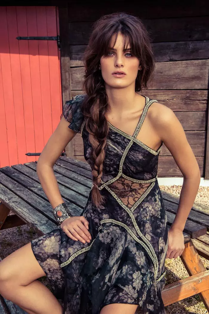 Isabeli Fontana ohromuje vo farebnej móde pre brazílsky decembrový titulný film Vogue