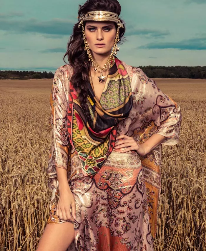 Isabeli Fontana wows yn kleurige moade foar Vogue Brazil's desimber Cover Shoot