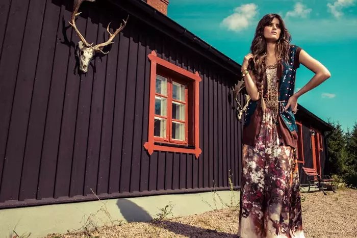 Isabeli Fontana brīnās krāsainā modē Brazīlijas Vogue decembra vāka filmā