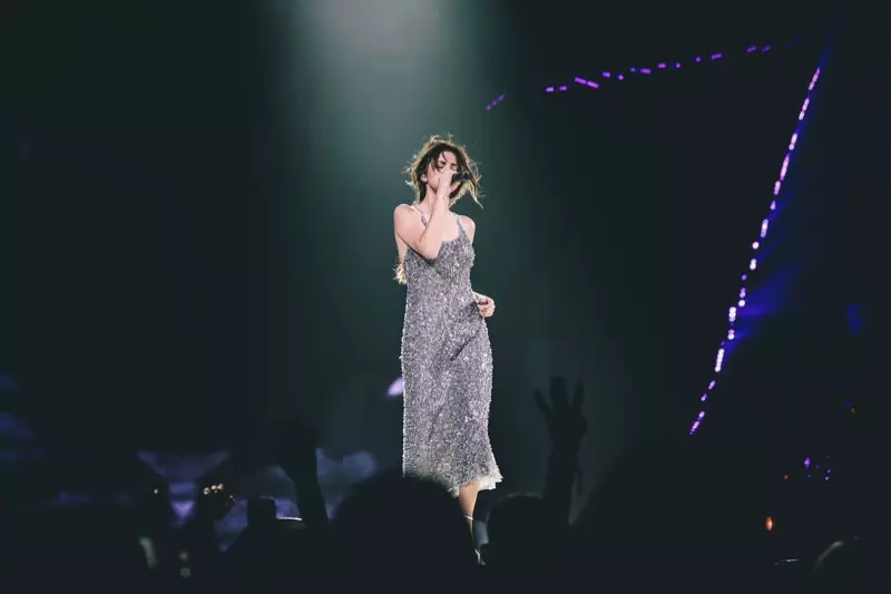 Selena Gomez draagt met pailletten geborduurde Giorgio Armani-jurk op Revival-tour