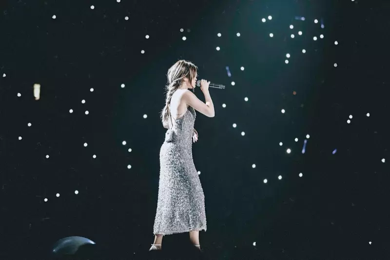 Selena Gomez nganggo busana Giorgio Armani sulaman payet ing tur Revival