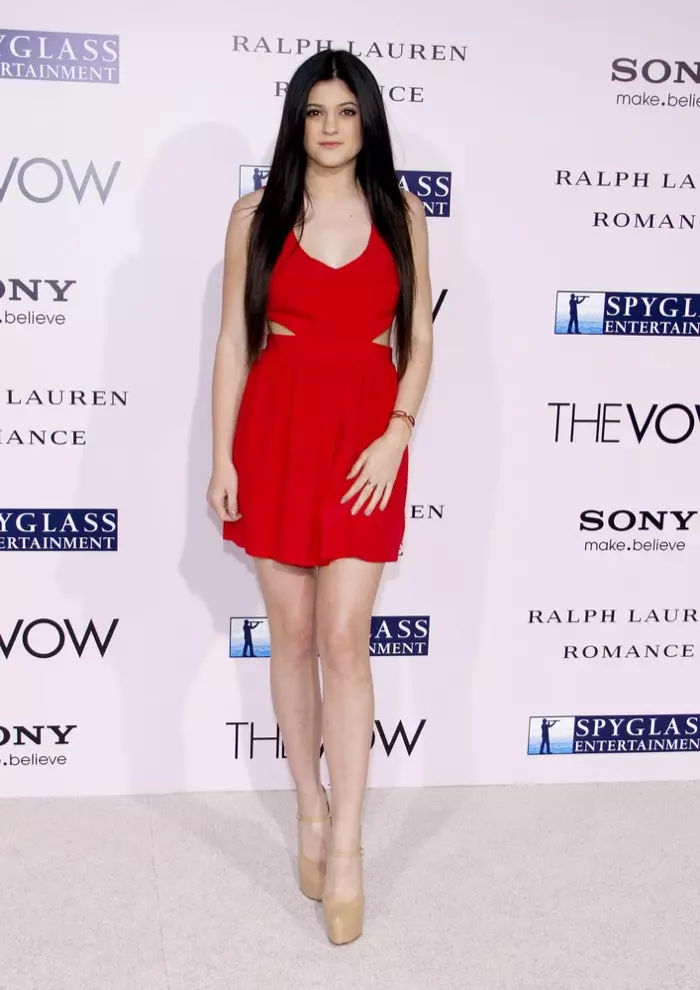 Ese mesmo ano Kylie asistiu á estrea de The Vow cun minivestido vermello. Foto: Tinseltown / Shutterstock.com