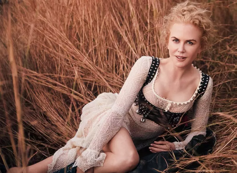 Skådespelerskan Nicole Kidman poserar i Alexander McQueen-klänning och Stetson-stövlar