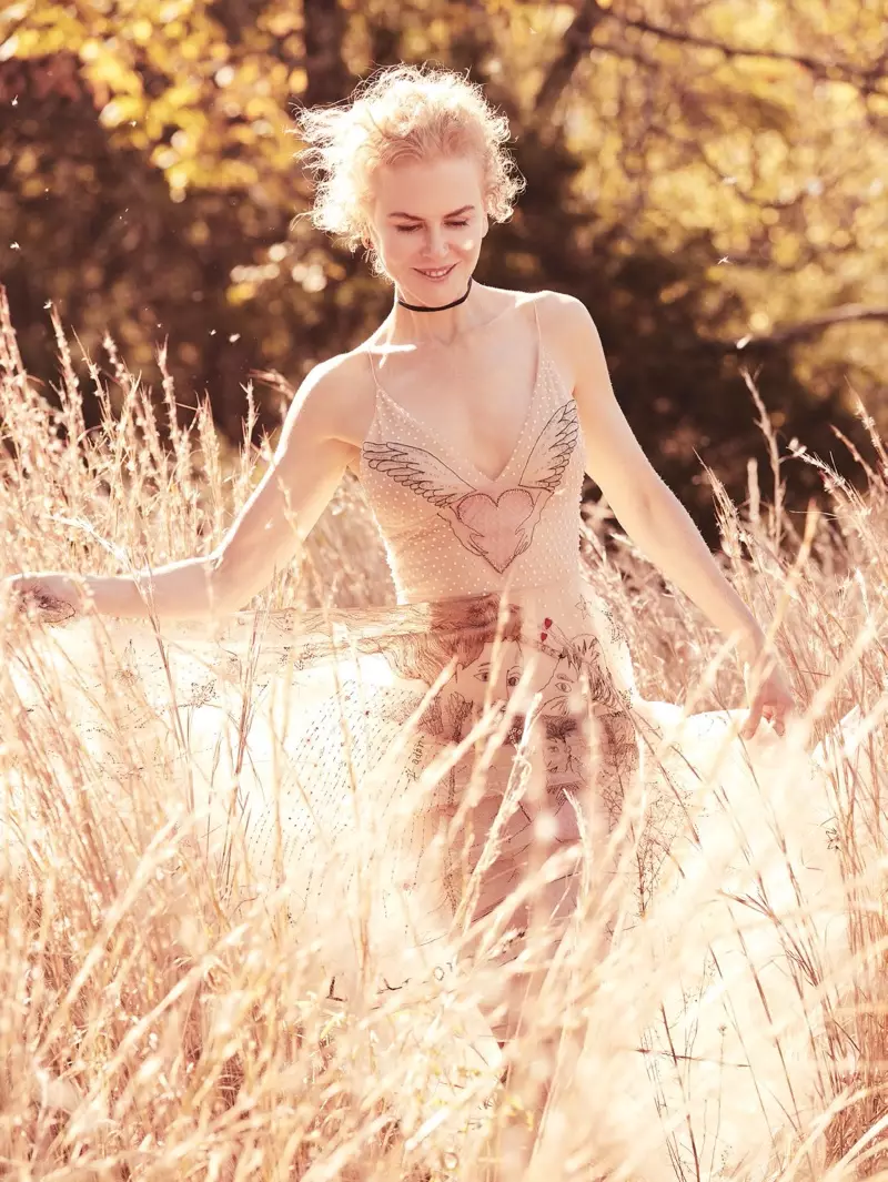 Nicole Kidman poserar utomhus och bär en Dior-klänning