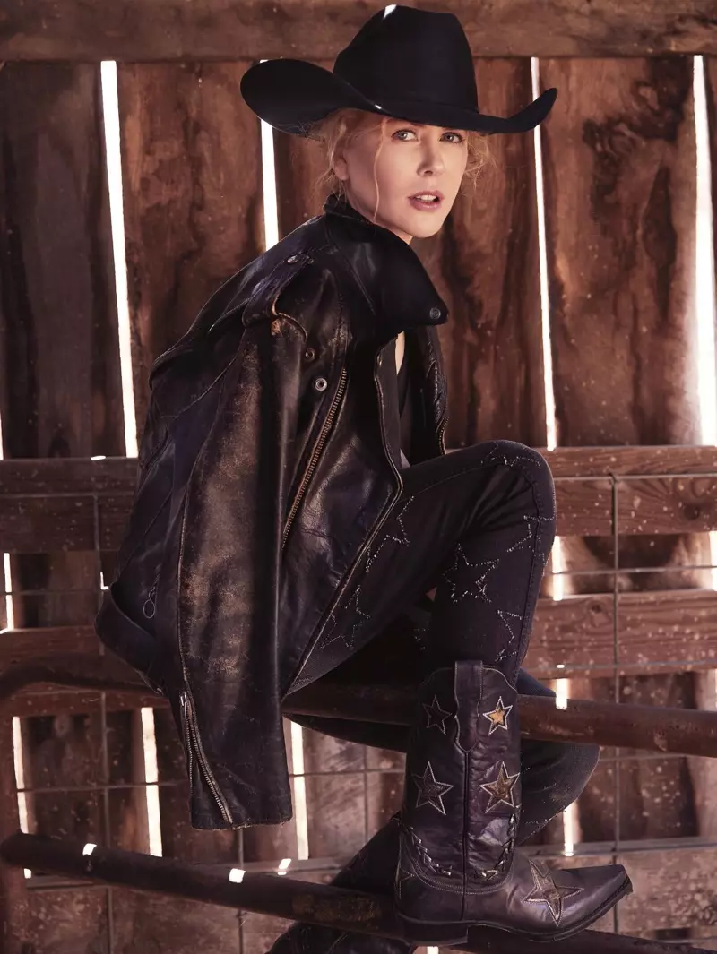 Vestida de preto, Nicole Kidman usa camiseta Bassike, jeans Stella McCartney e chapéu e bota Stetson