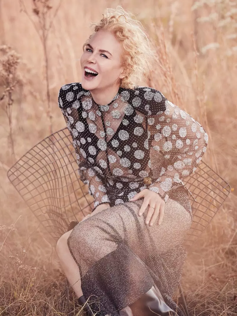 U-Nicole Kidman umile egqoke ingubo kaLouis Vuitton, i-bodysuit namabhuzu