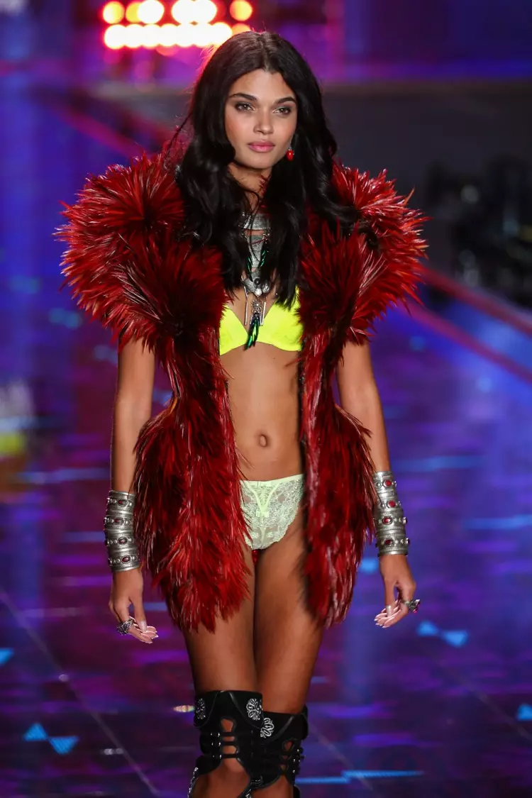 Даниэла Брага 2014 жылы Victoria's Secret сән көрсетілімінде ұшу-қону жолағында жүр. Фото: FashionStock.com / Shutterstock.com