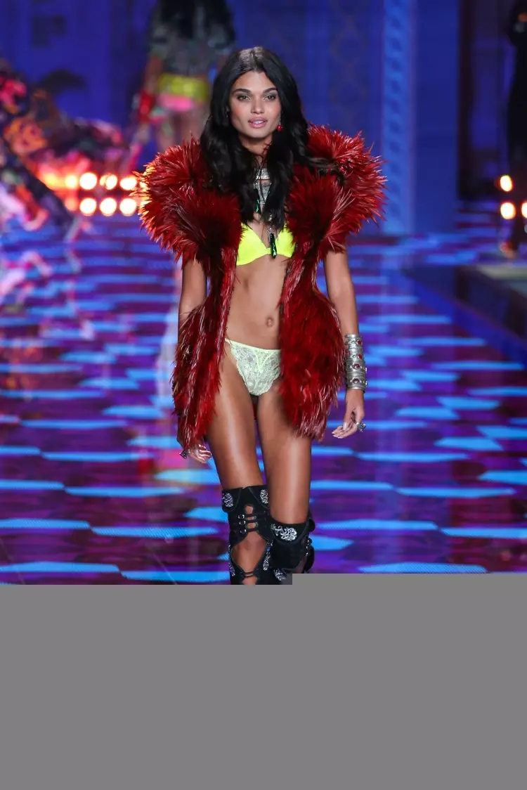 Daniela Braga mlaku ing landasan pacu ing 2014 Victoria's Secret Fashion Show. Foto: FashionStock.com / Shutterstock.com