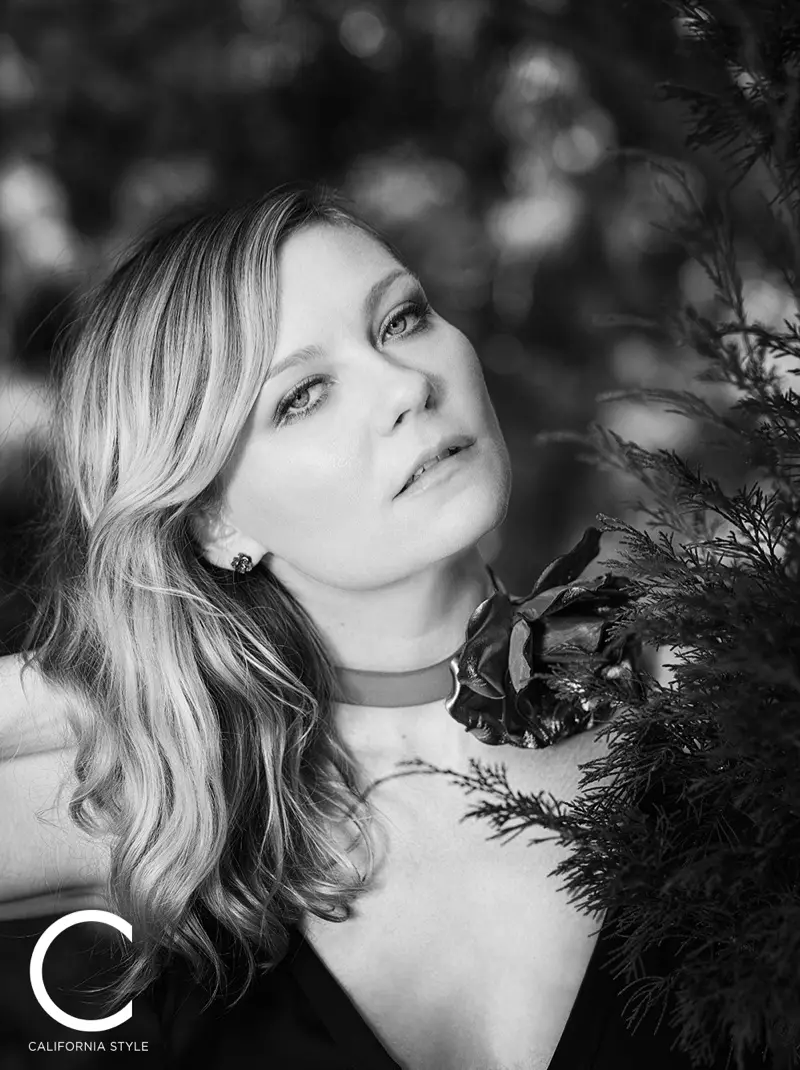 Kirsten Dunst 身著 Saint Laurent 連衣裙和項鍊