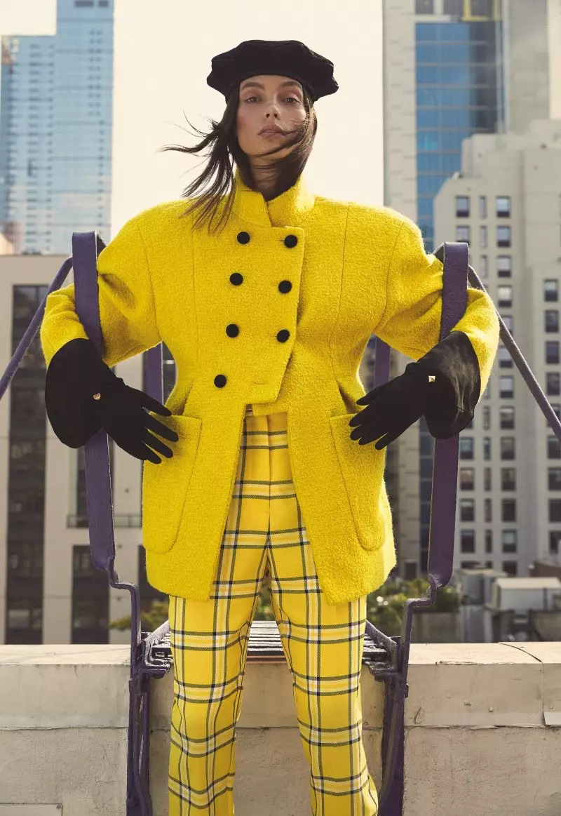 Charlee Fraser Prenas Plaid Presaĵojn por S Moda