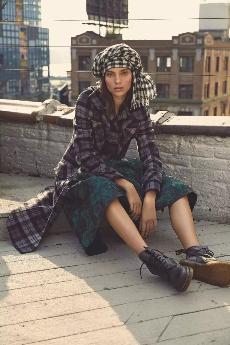 Charlee Fraser Prenas Plaid Presaĵojn por S Moda