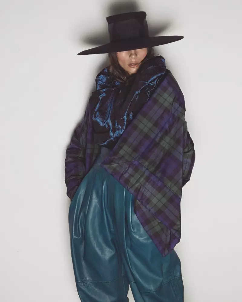 Charli Freyzer S Moda uchun plaid printlarni quchoqlaydi