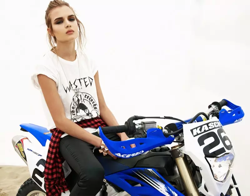 Josephine Skriver matxinatu egiten da Revolve Clothing udazken aurreko '13 Lookbook-ean