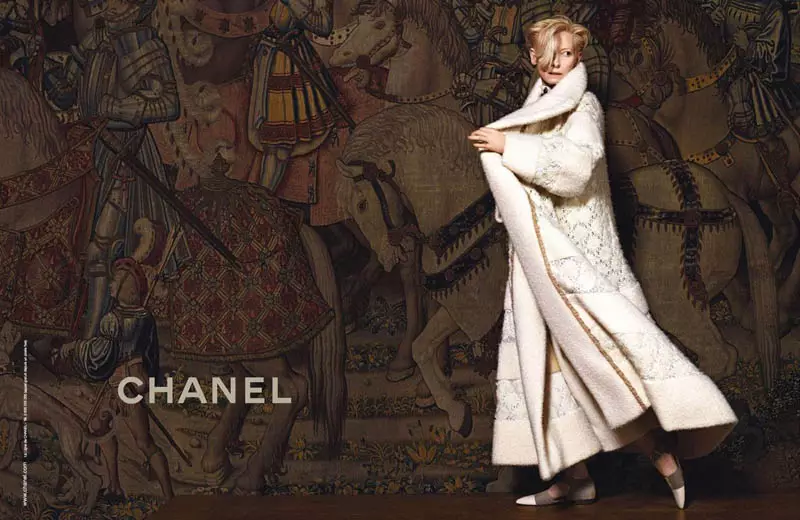 Tilda Swinton Brakumas Skotan Heredaĵon por Chanel Paris-Edimbourg Campaign de Karl Lagerfeld