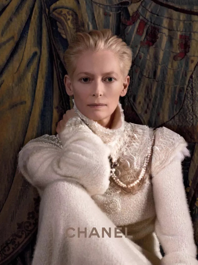 Tilda Swinton o Amohela Lefa la Scotland bakeng sa Letšolo la Chanel Paris-Edimbourg ka Karl Lagerfeld