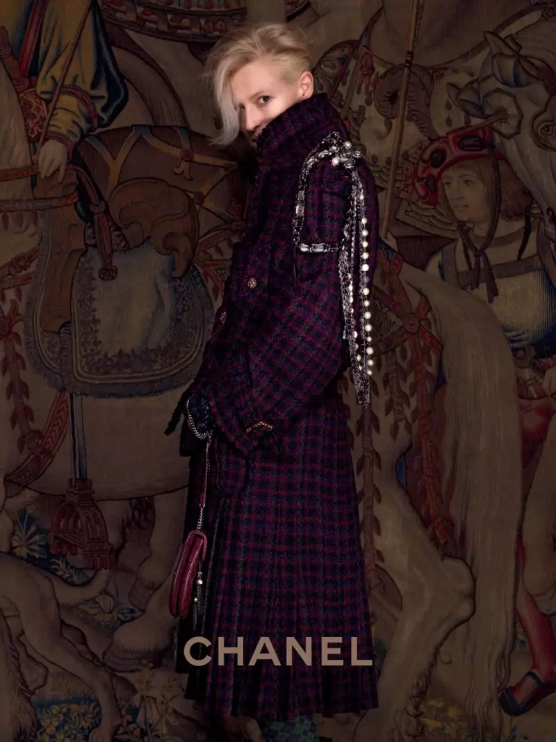 Tilda Swinton yakiriye umurage wa Scottish kuri Chanel Paris-Edimbourg Campaign na Karl Lagerfeld