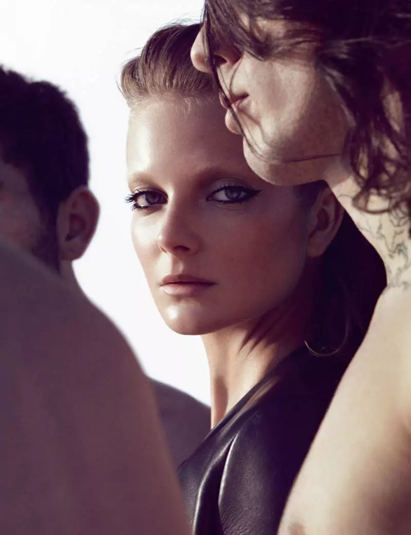 Eniko Mihalik ni Camilla Akras para sa Vogue Germany Abril 2012