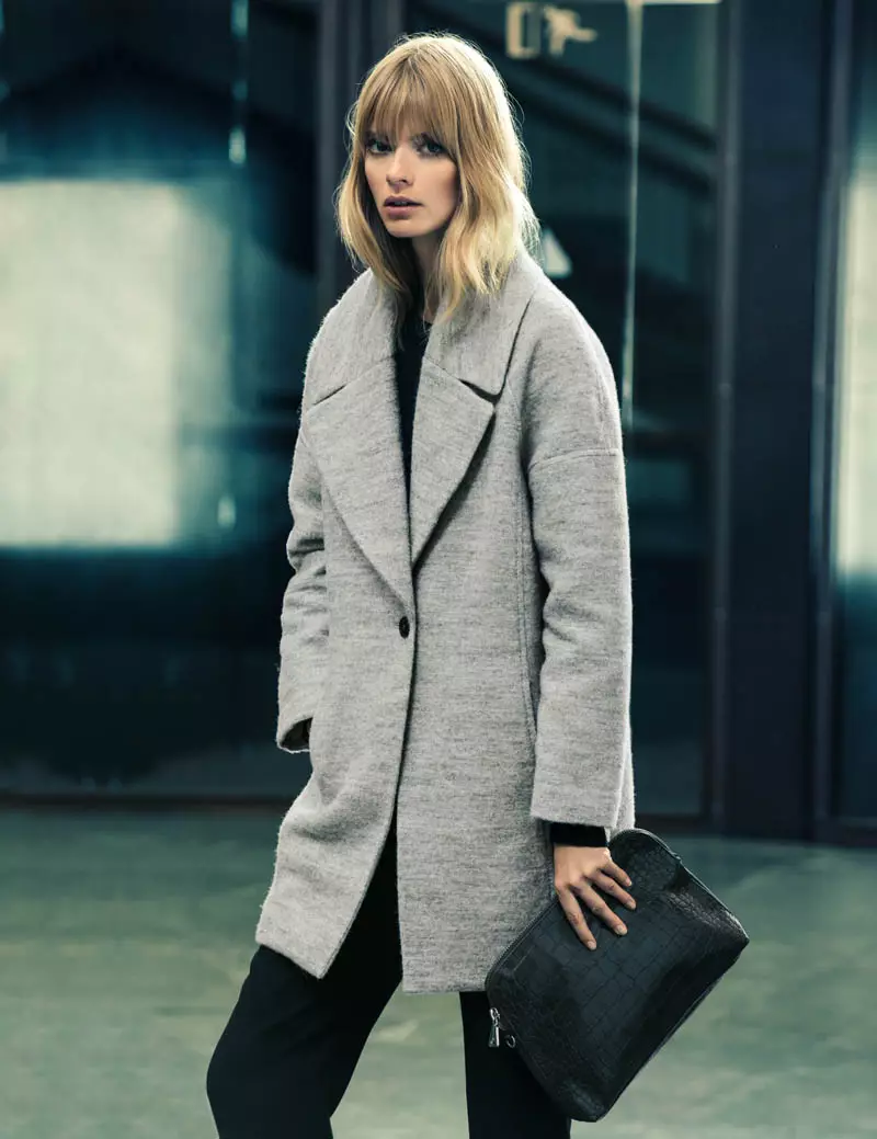 Julia Stegner draagt de herenmodetrend voor Mango's wintercatalogus