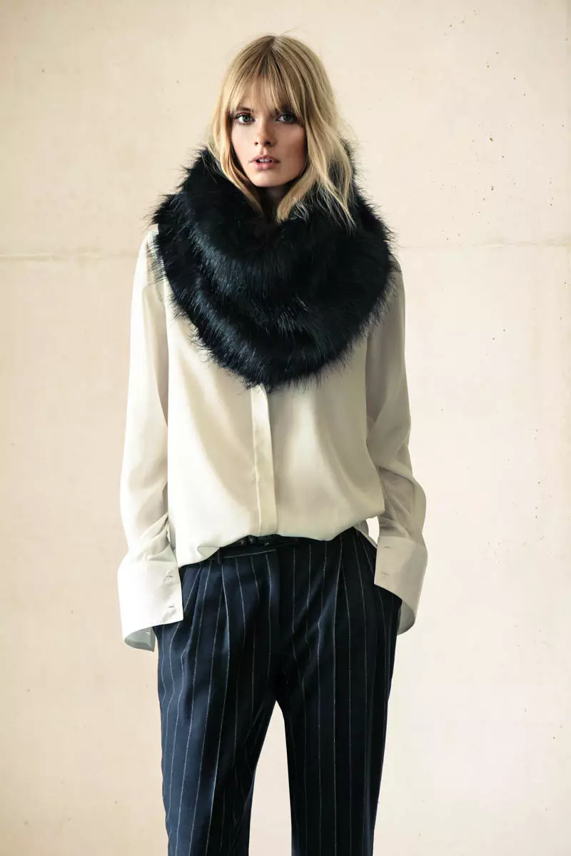 Julia Stegner draagt de herenmodetrend voor Mango's wintercatalogus