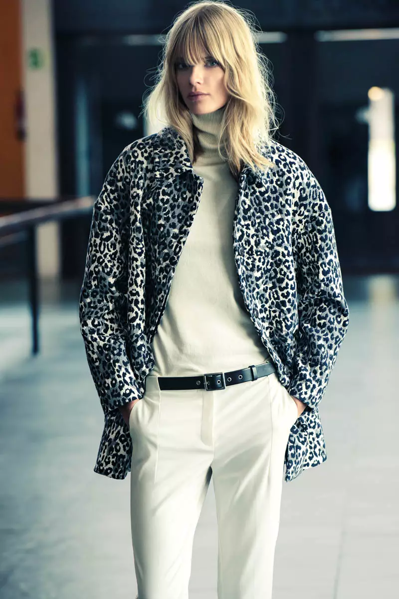 Julia Stegner draagt de herenmodetrend voor Mango's wintercatalogus