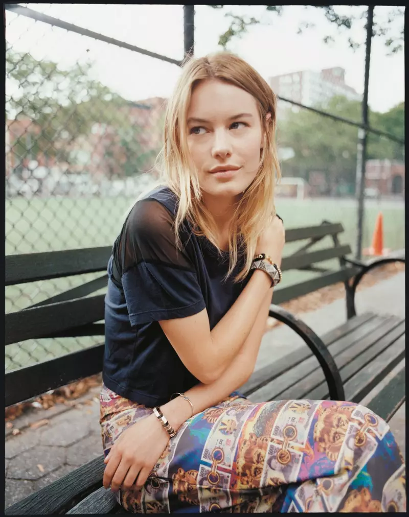 Camille Rowe, Anna Speckhart + Urban Outfitters Shoot için New York'ta Daha Fazla Poz