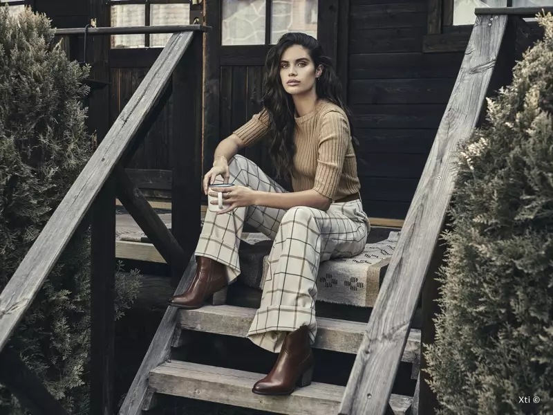 Model Sara Sampaio draagt laarzen in XTI Shoes herfst-winter 2019-campagne