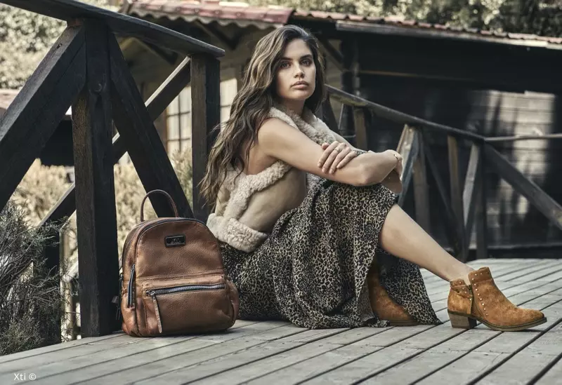 Posando al aire libre, Sara Sampaio encabeza la campaña XTI Shoes otoño-invierno 2019