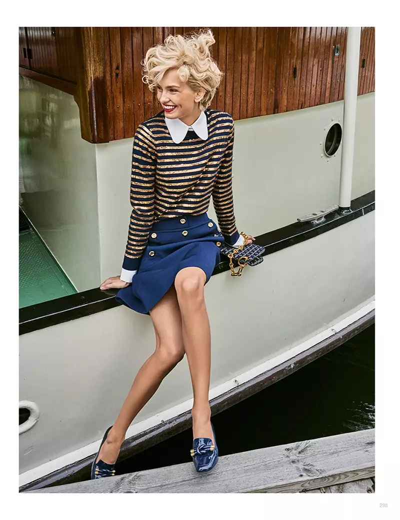 Sit op 'n beskuldigdebank, Romee Strijd modelleer Michael Kors Collection gestreepte top, versierde romp en loafers