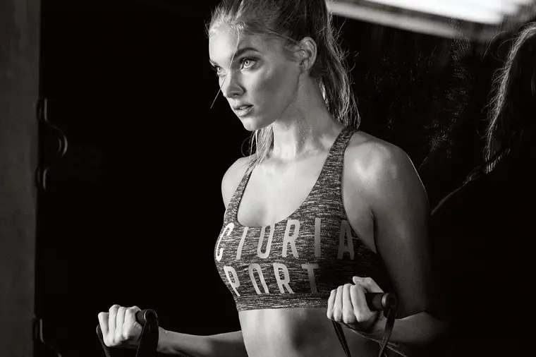 Elsa Hosk tər tökərək Victoria Sport Crossback Sport Bra modellərini təqdim edir